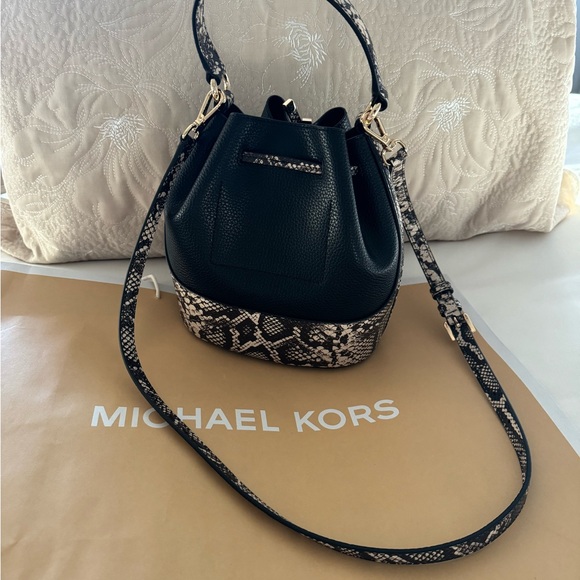 Michael Kors Black Bucket Bag NWOT - Picture 5 of 11